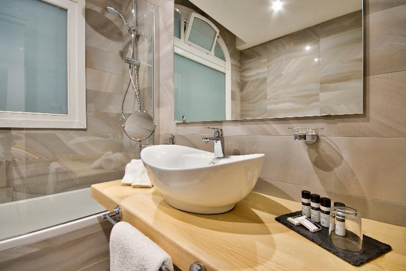 The British Suites Валета Екстериор снимка